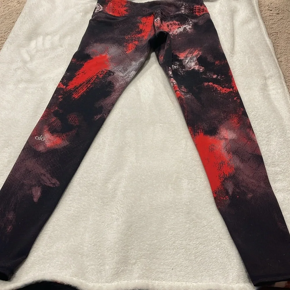 Alo Stylish Red and Black Abstract Leggings - Picture 9 of 9